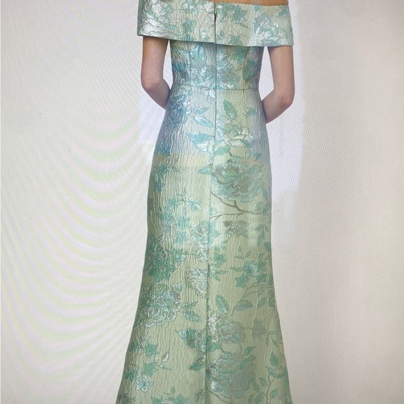 Off-Shoulder Floral Jacquard Mermaid Gown in Icy Sage, sz 6 - Picture 6 of 10